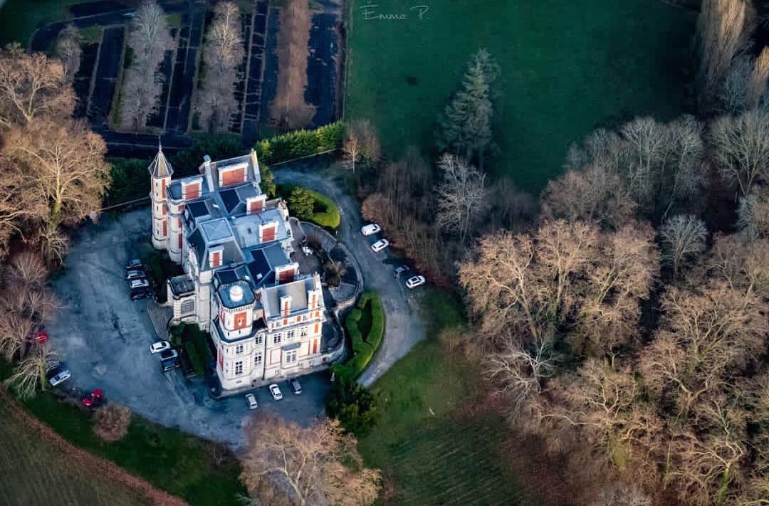 Apartamente la Castel în Franța la preț de apartament la Bloc în București. Cât costă să dormi pe viață în patul Ioanei d’Arc