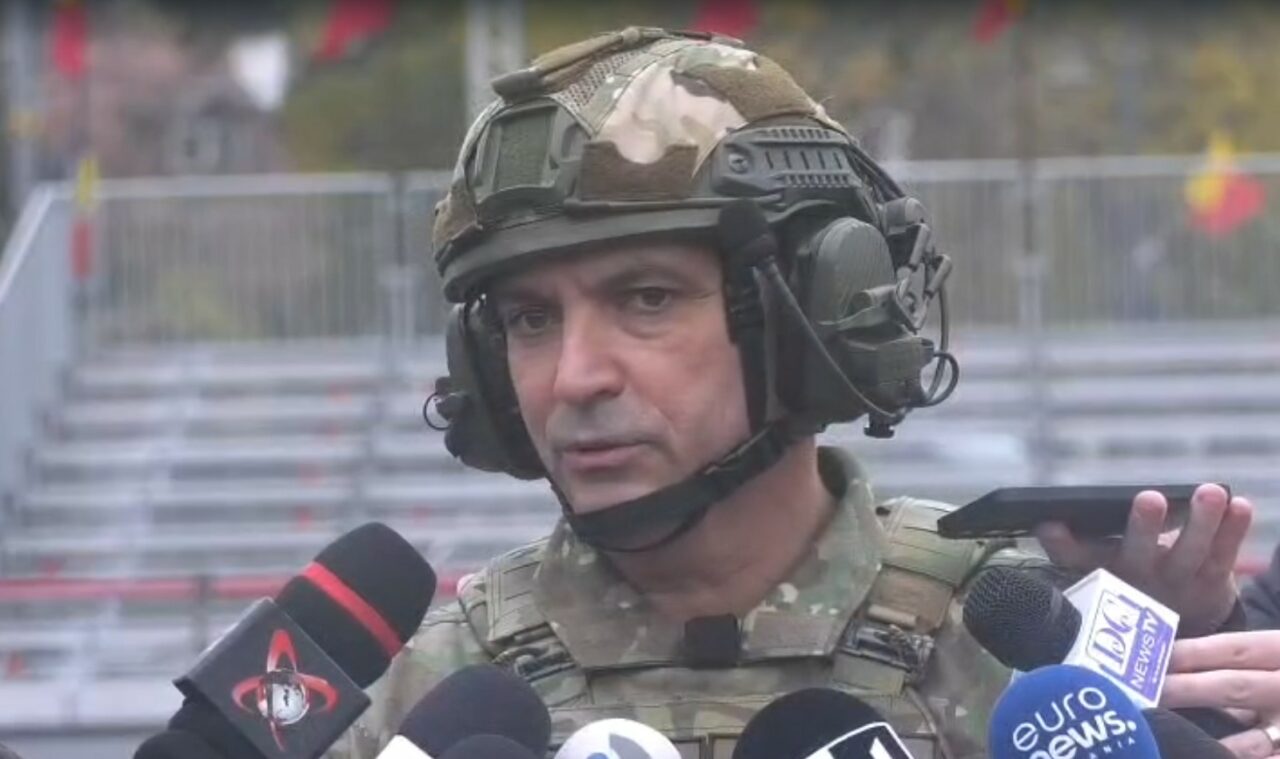 România se pregăteşte de paradă. Românii au început să se strângă în jurul Arcului de Triumf din Bucureşti