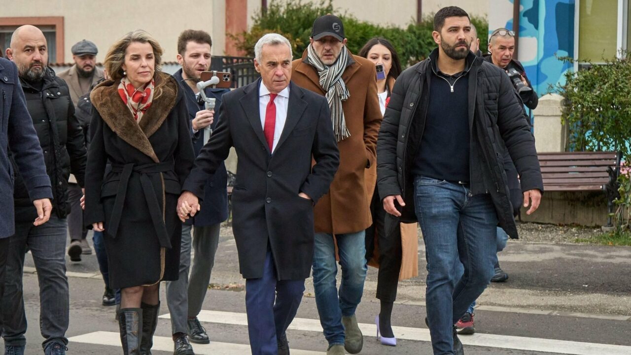 Călin Georgescu merge azi la controlul judiciar şi anunţă că va trasmite un mesaj politicienilor, de pe scările Poliţiei Buftea