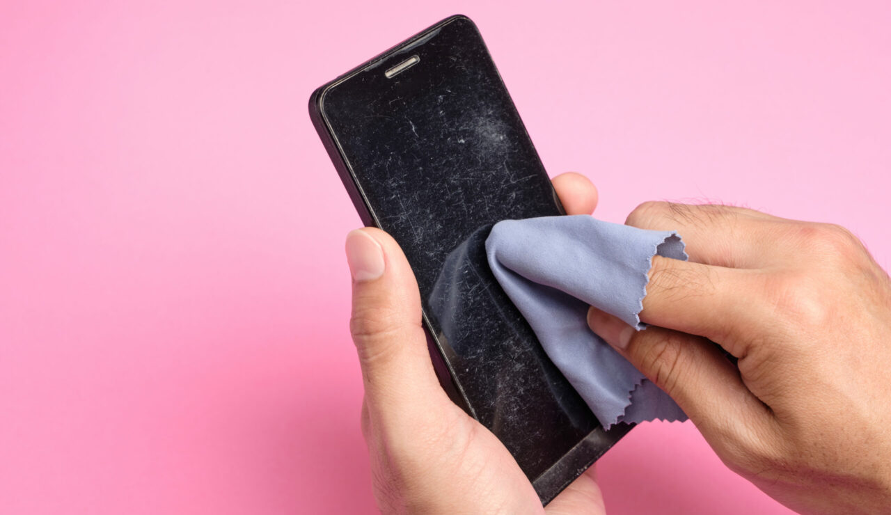 Cum îți repari telefonul scăpat în apă. Ce trucuri și pași să urmezi pentru a-ți salva dispozitivul de la deteriorarea ireparabilă