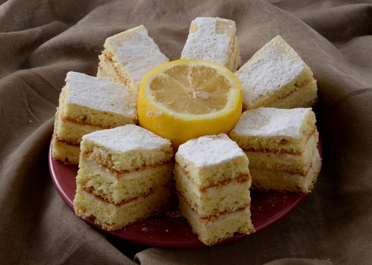 Cum se prepară prăjitura Albă ca zăpada. Rețeta tradițională a desertului pregătit de mame și bunici, în copilărie