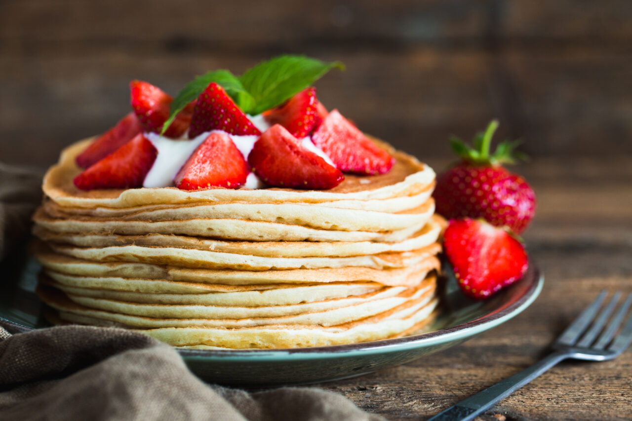 Cum prepari clătite franțuzești cu frișcă și căpșuni. Rețeta pentru o masă festivă