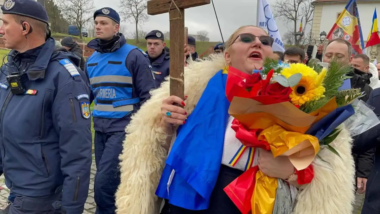 Diana Șoșoacă a venit la Alba Iulia într-o șubă ciobănească. Fanii i-au strigat numele și au fluturat drapele cu chipul ei și al lui Călin Georgescu
