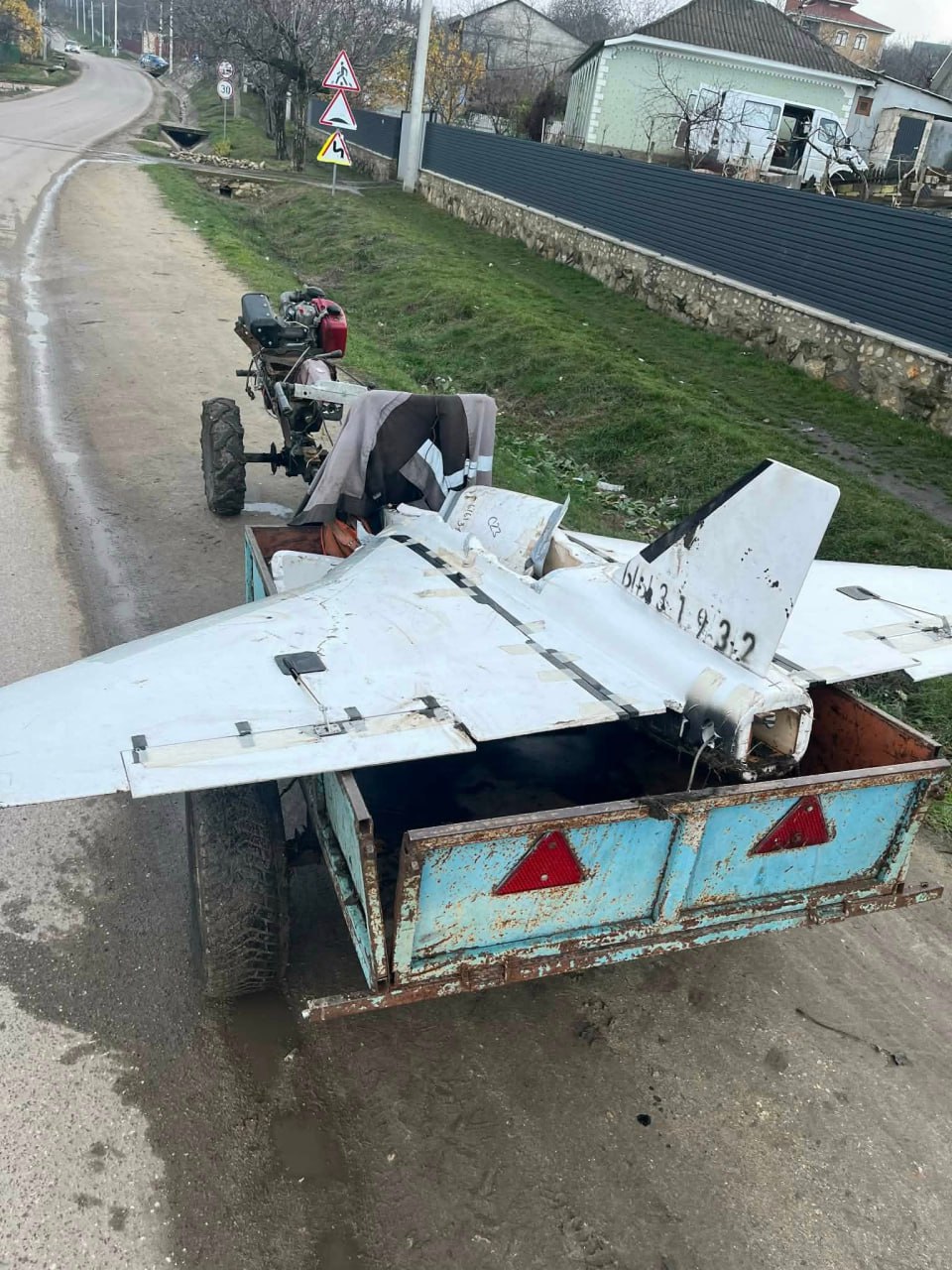 Imagini hilare din Republica Moldova. O dronă a fost plimbată cu motocultorul prin sat