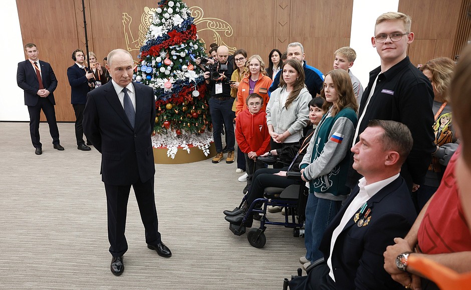 Vladimir Putin participă la campania „Bradul Dorințelor”. Ce i-au cerut copiii liderului de la Kremlin