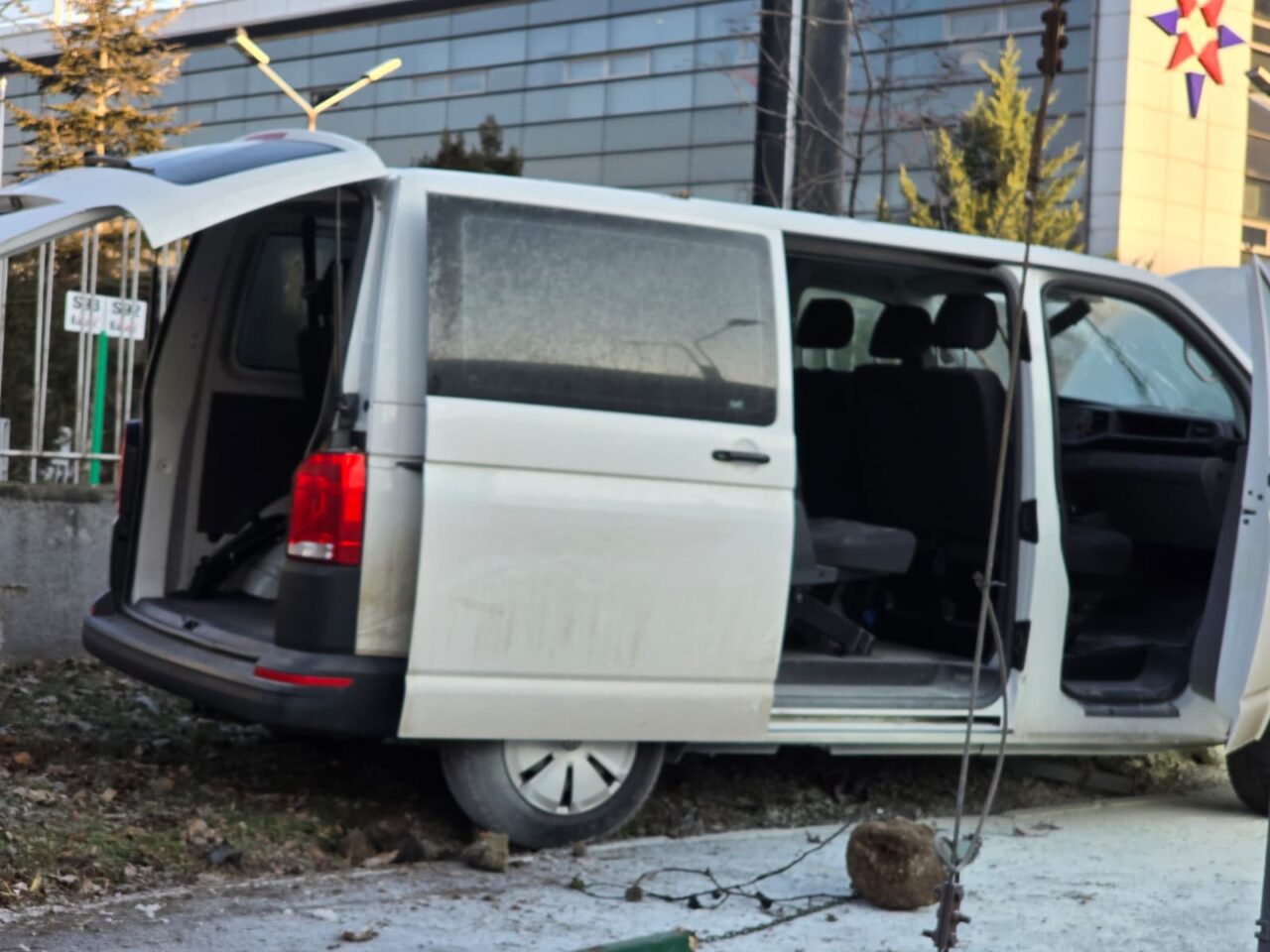 O dubă a intrat într-un gard şi pus la pământ un hidrant şi un copac, în Sectorul 2 al Capitalei