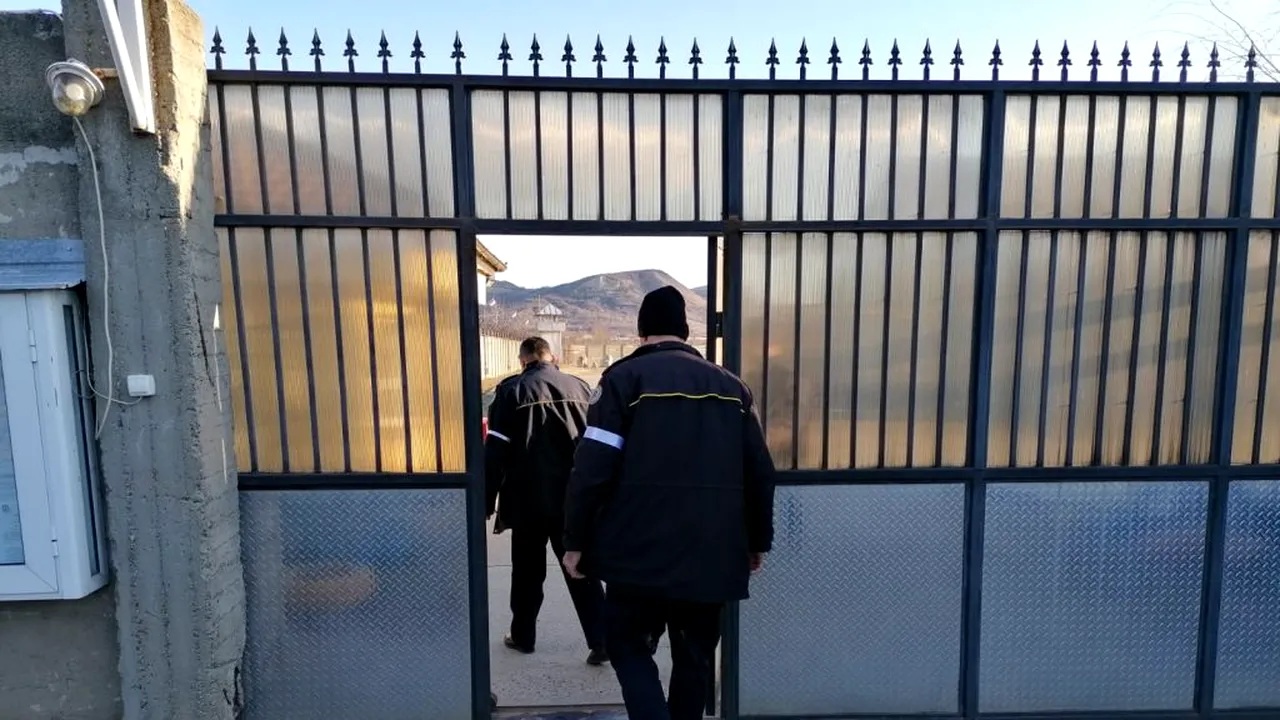 Evadare periculoasă din Centrul pentru Străini din județul Arad. Bărbatul care a trecut de sârma ghimpată, în vizorul SRI. Filtre multiple în zonă