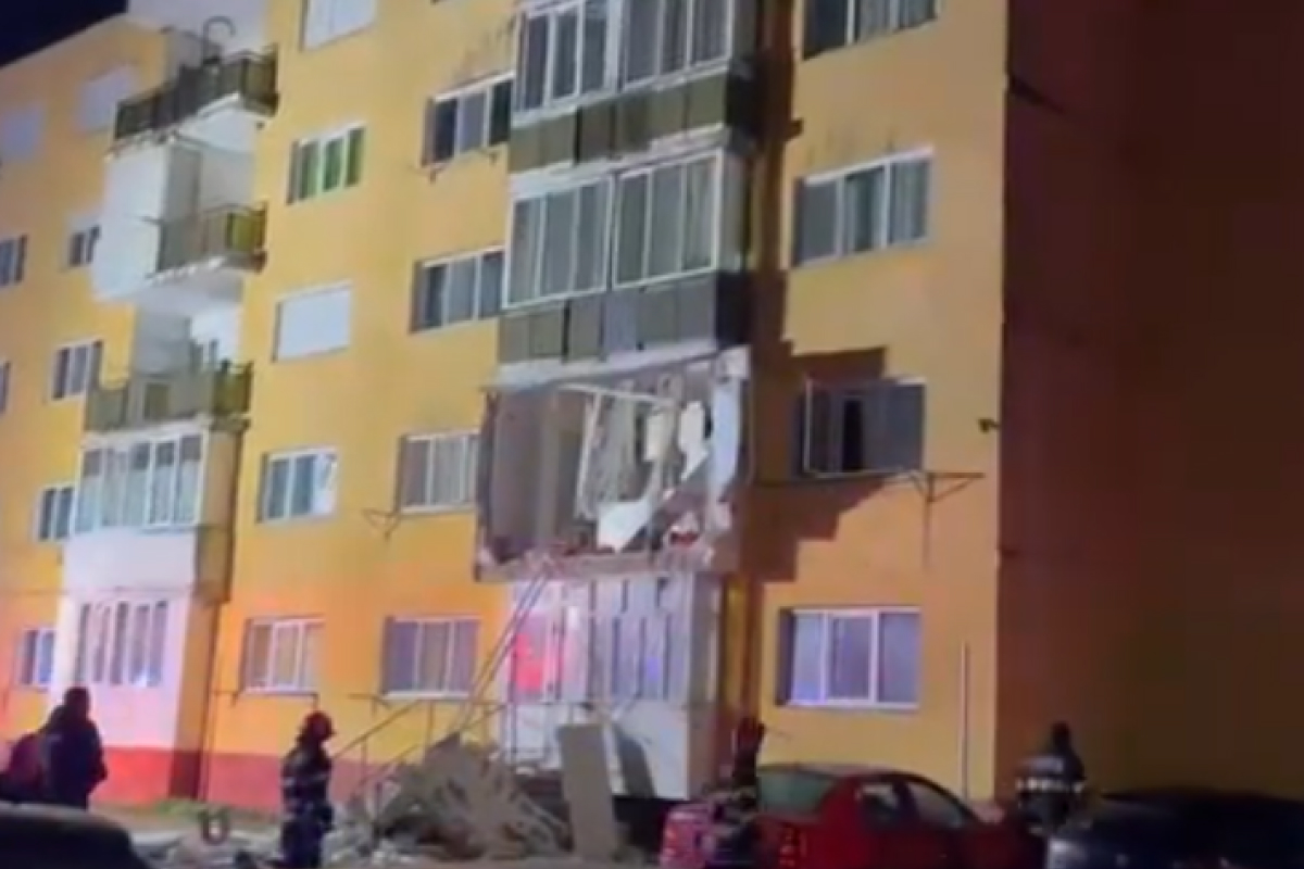 Explozie puternică într-un bloc din Bihor. Un balcon s-a prăbușit în urma deflagrației. O femeie, grav rănită. 30 de locatari evacuați