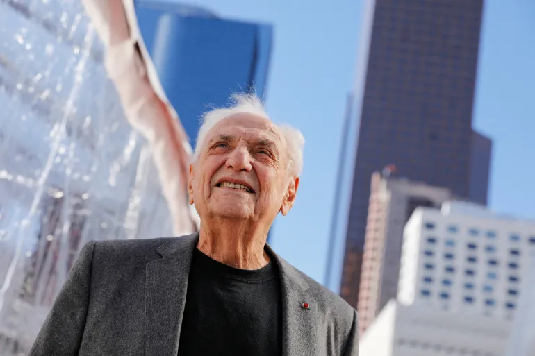 Cine este Frank Gehry, arhitectul de renume mondial care a transformat clădirile în poezie