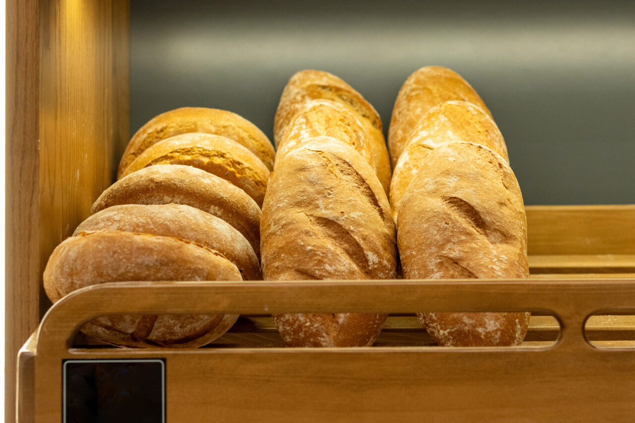 Femeie arestată, după ce ar fi pus lame de ras în pâinea din supermarketuri. Cum a fost descoperită