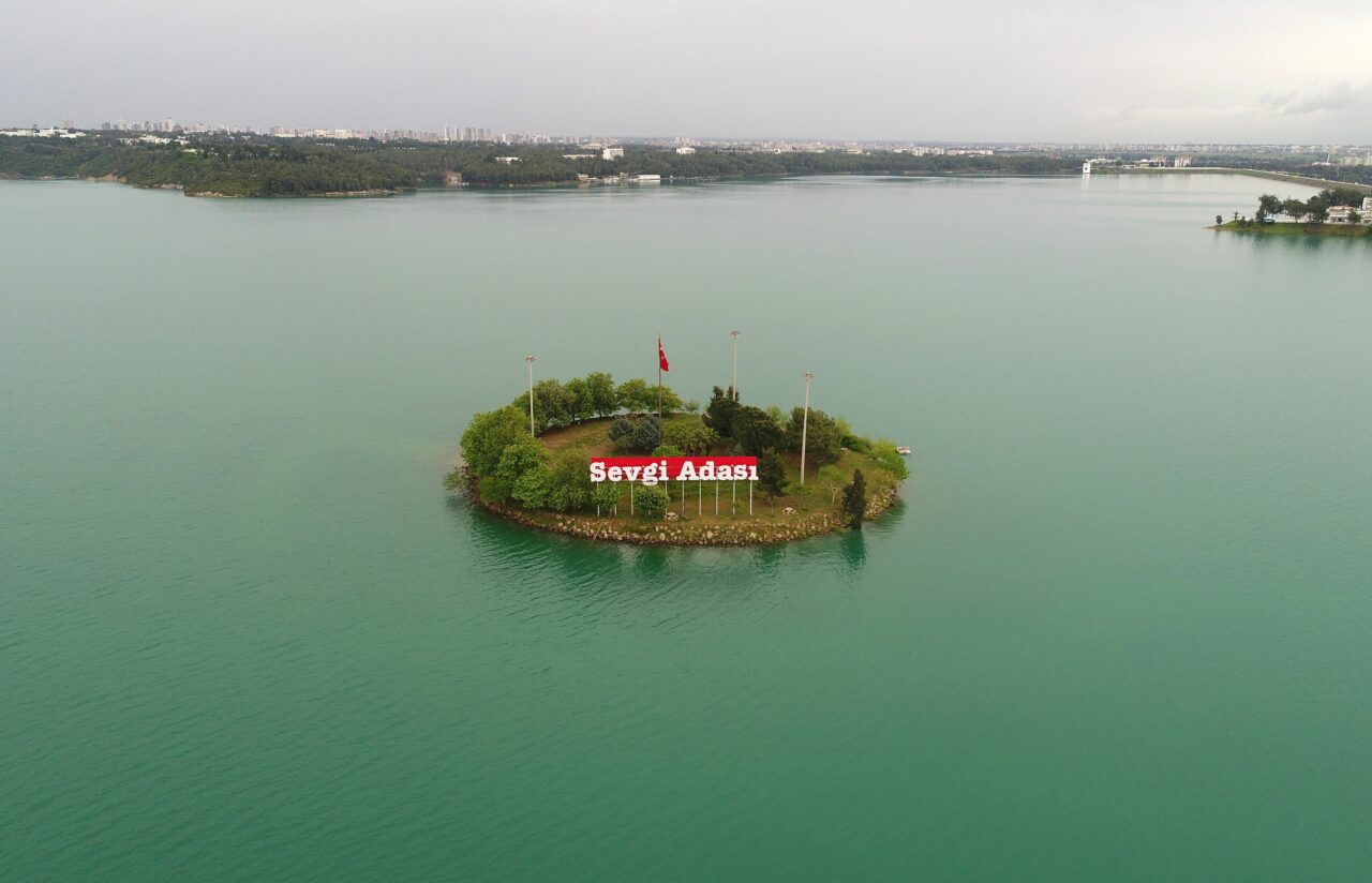 Cum se vede de sus unul dintre cele mai spectaculoase locuri din Turcia: lacurile din interiorul Parcului Național Laguna Yumurtalık din Adana