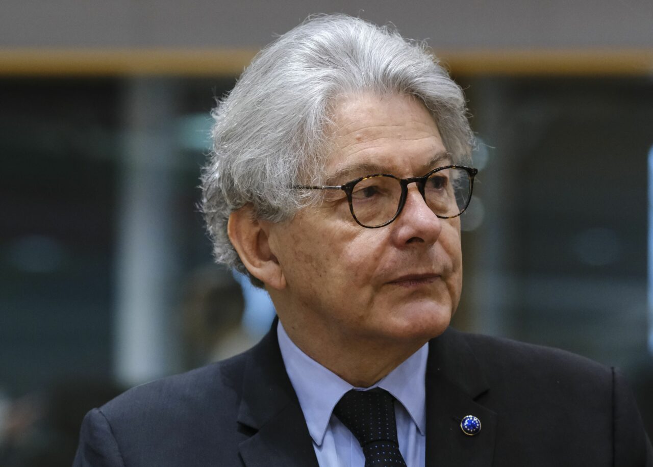 Acuzații dure din Franța. Macron spune că sancţionarea lui Thierry Breton de către SUA este o „intimidare”. CE cere „clarificări”