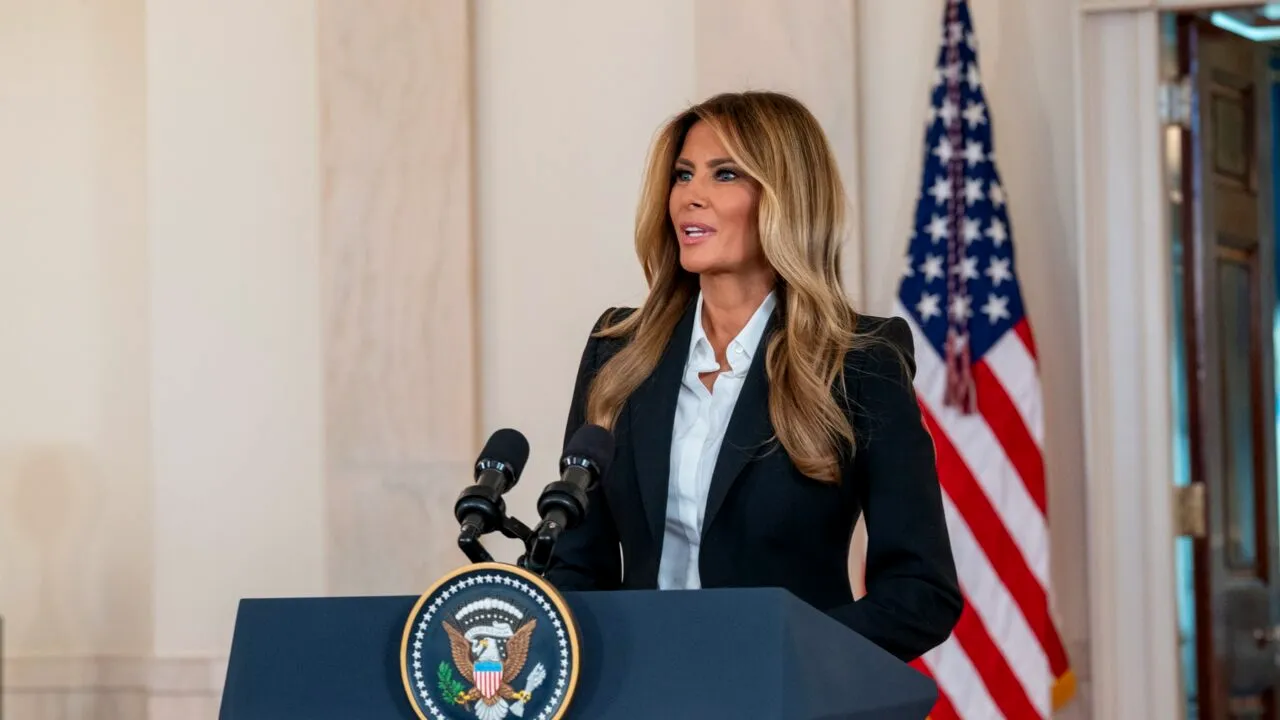 A fost lansat trailerul documentarului „Melania”, unde soția lui Donald Trump este protagonist, iar producător executiv este președintele SUA însuși