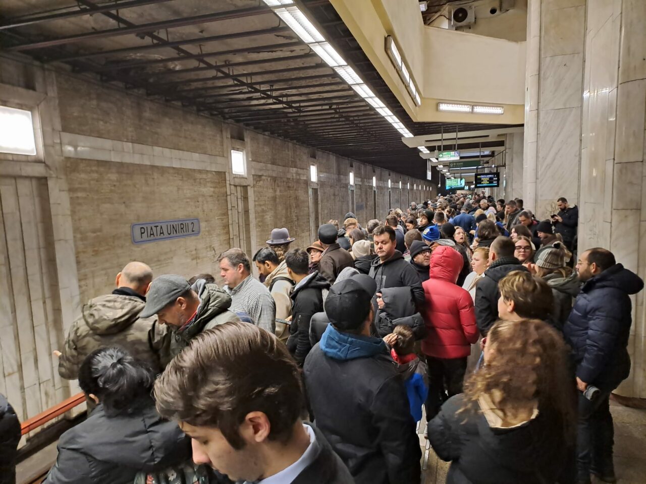 Îmbulzeală fără precedent la stația de metrou Unirii. Oamenii se înghesuie să ajungă la Parada de 1 Decembrie