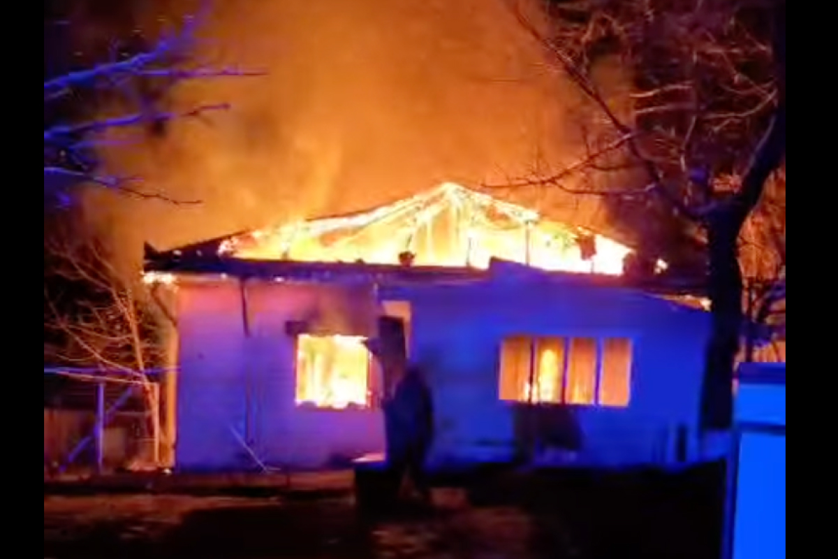 Tragedie evitată la limită în Botoșani în a doua zi de Crăciun. O casă a fost mistuită de flăcări din cauza unui coș de fum. Cum s-a întâmplat