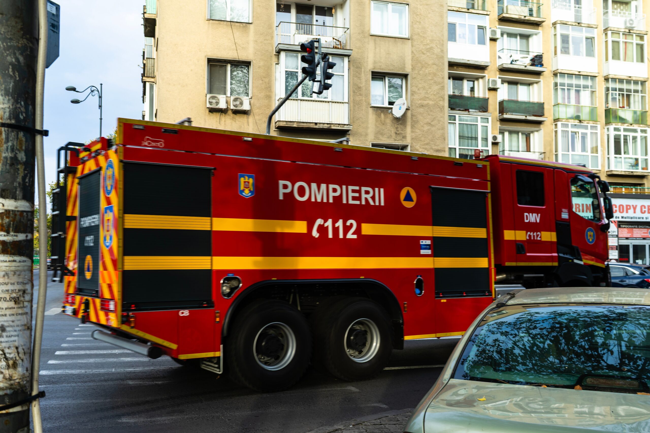 Doi tineri, în stare critică după explozie în Onești