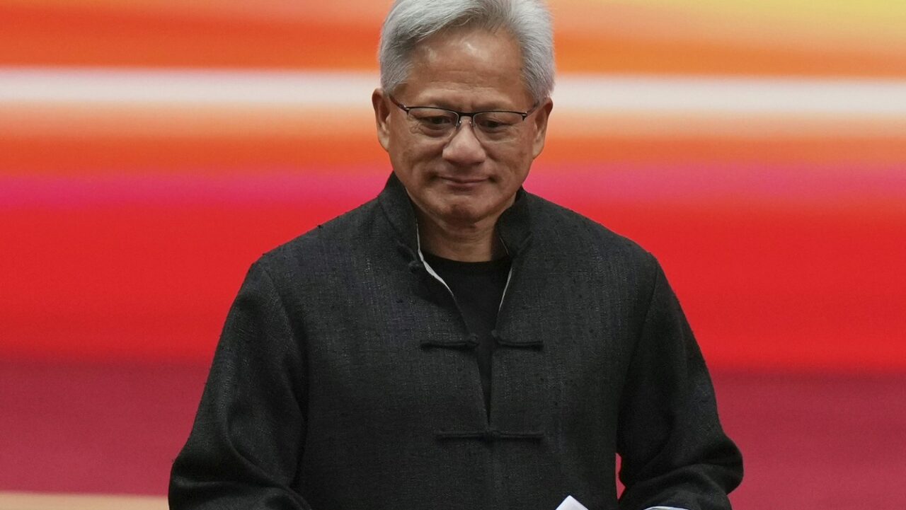 „Nu fiecare persoană de succes trebuie să aibă un doctorat”. Șeful celei mai valoroase companii din lume spune că oamenii trebuie să găsească din nou succesul în joburile tradiționale din fabrici