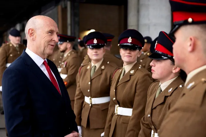 „Armata altfel”. Marea Britanie propune tinerilor sub 25 de ani un program de un an pentru a experimenta serviciul militar