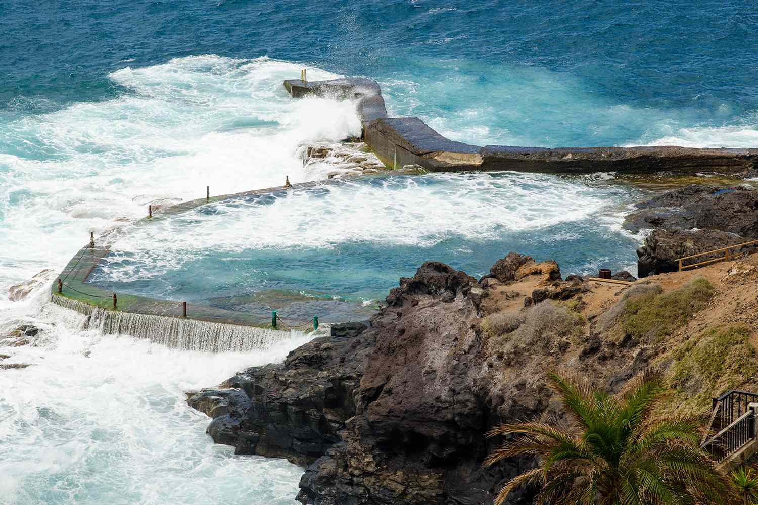 Tragedie în Tenerife: Doi români au murit după ce au fost surprinși de valuri uriașe într-o piscină naturală din Los Gigantes