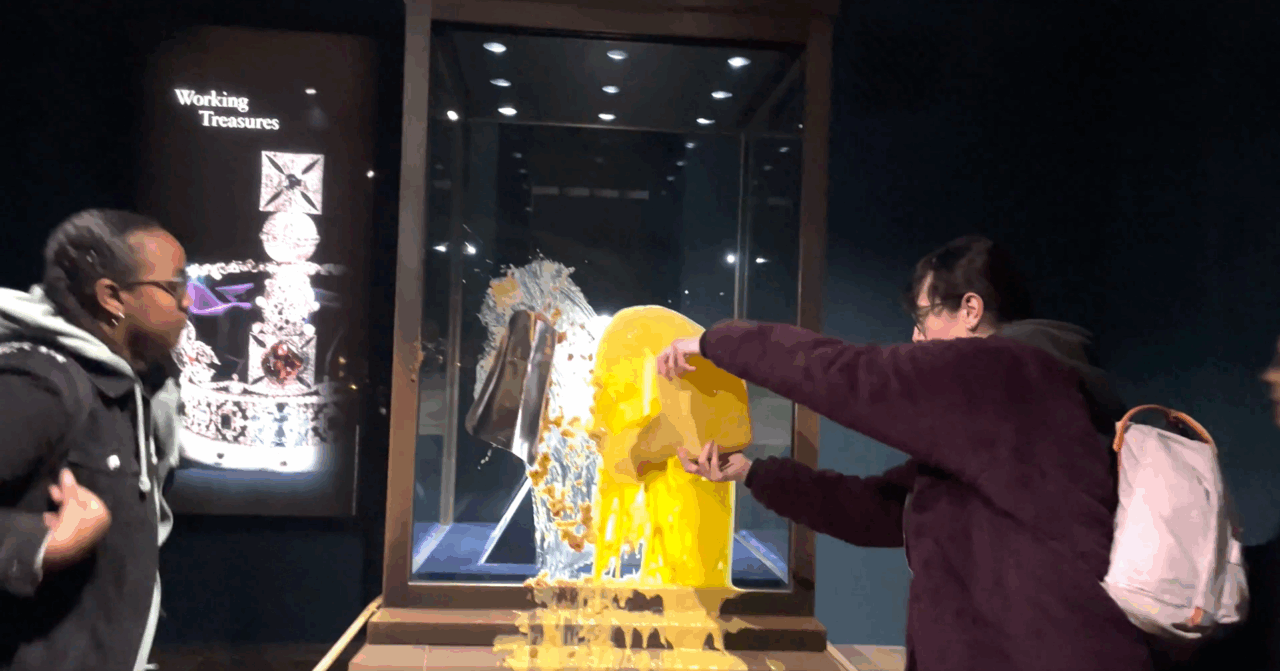 Turnul Londrei a fost închis pentru vizitatori. Patru activiști au fost arestați după ce au aruncat cu mâncare în vitrina Coroanei Imperiale