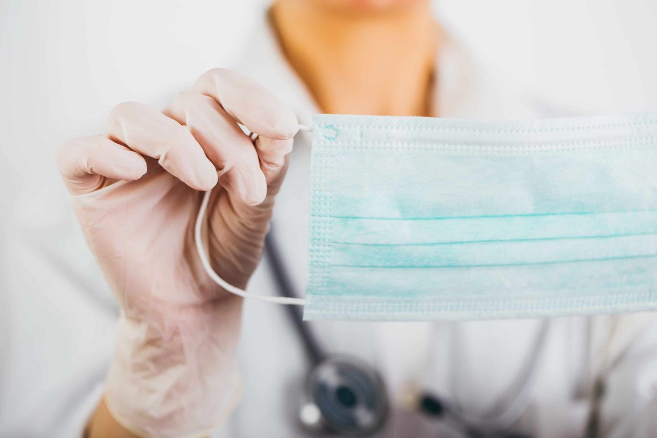 Catalonia impune obligativitatea purtării măștilor în spitale și aziluri de bătrâni pe fondul celei mai agresive epidemii de gripă din ultimii 15 ani