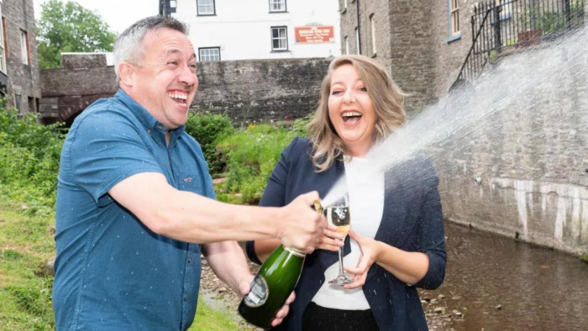 Un cuplu galez a spulberat norocul. Soții Stevenson-Davies au câștigat de două ori un premiu de milioane la loterie. Care erau șansele…