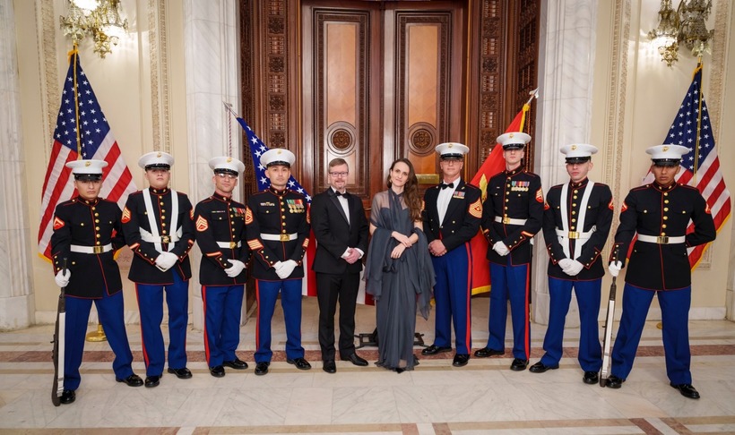 Ministra de Externe Oana Țoiu, „flancată” de opt pușcași marini și de Dickerson, însărcinatul cu afaceri militare al SUA în România. În ce context a fost făcută poza