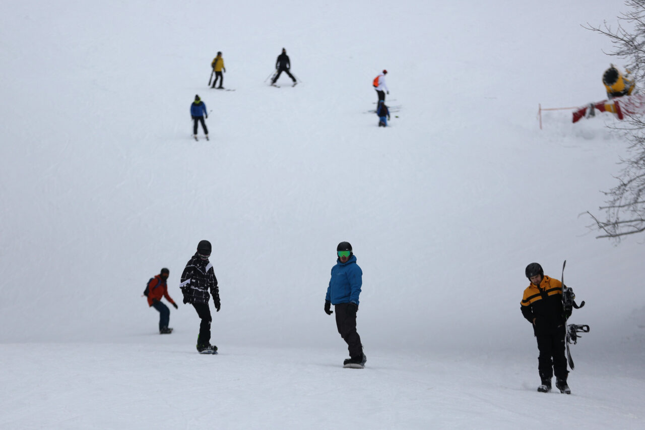 Românii se duc să schieze în Ucraina. Cât costă un sejur la Bukovel