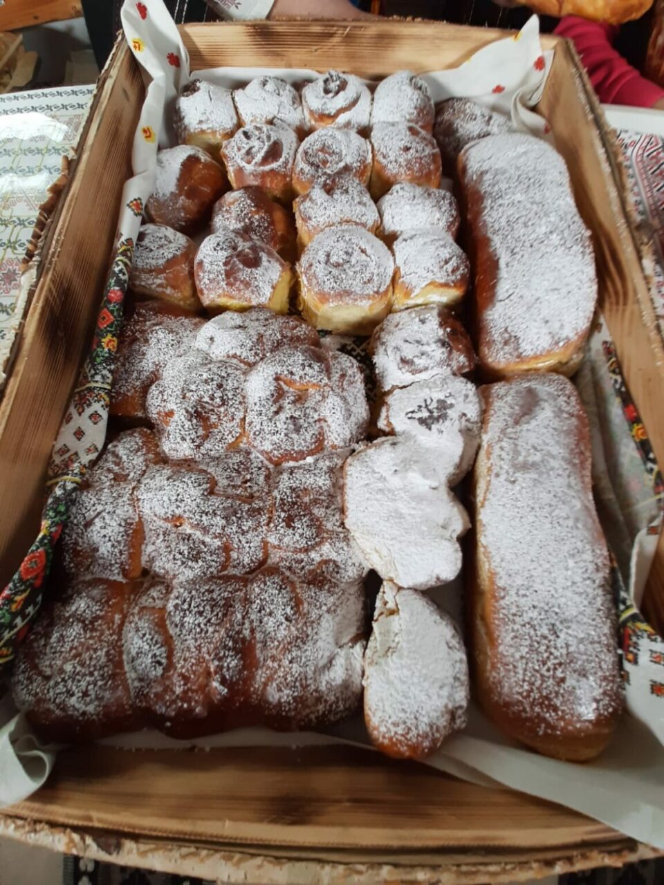 Poale în brâu, faimoasa rețetă păstrată cu sfințenie în Bucovina. Detaliul care îi dă desertului un gust incredibil la masa de Sărbători