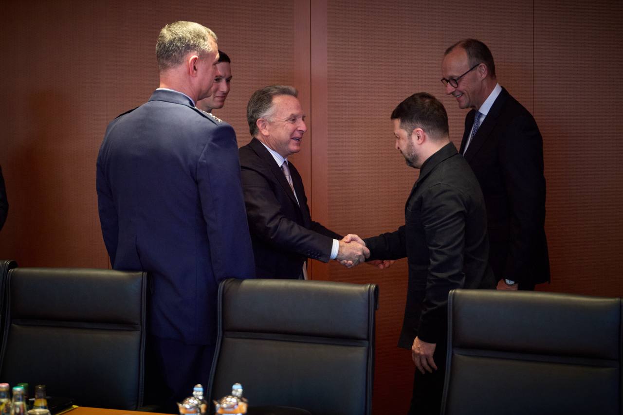 Pace în Ucraina. Zelenski, delegația americană și Merz sunt așteptați să iasă de la negocierile din Berlin. Gestul lui Macron, făcut chiar în toiul negocierilor