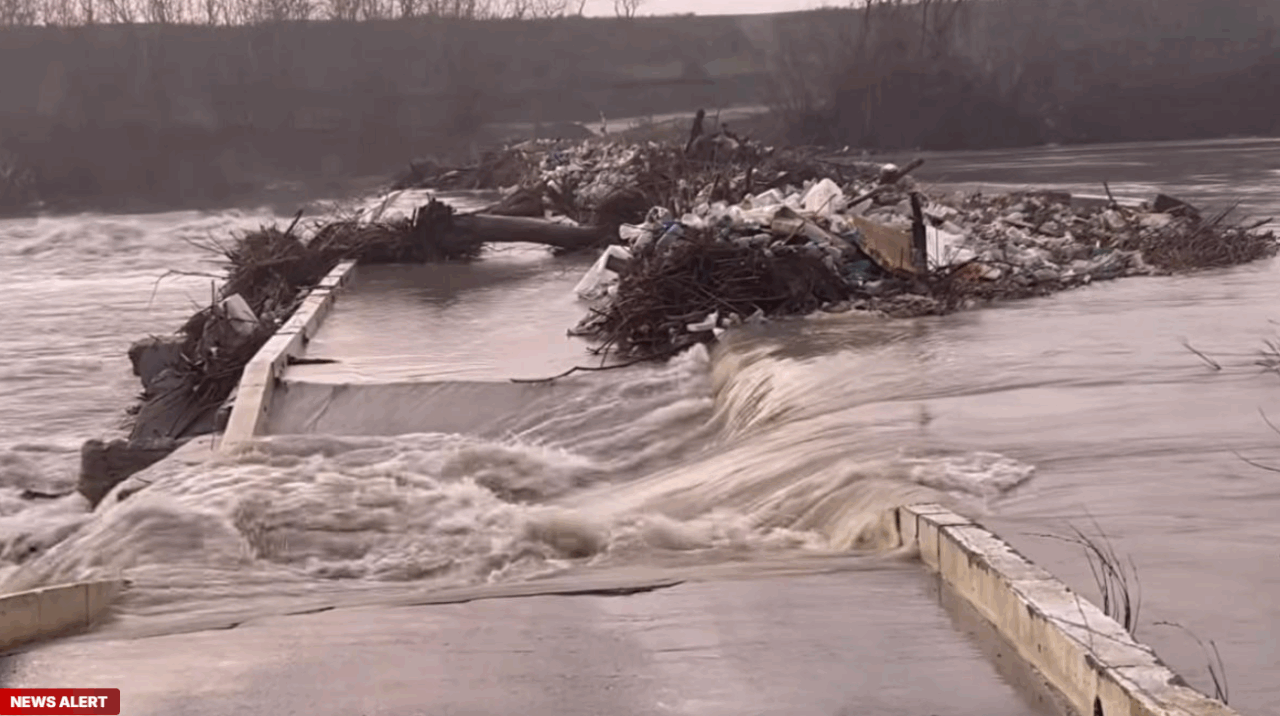Două poduri au fost rupte de ape în Călăraşi, după ce a fost deschis barajul Mihăileşti