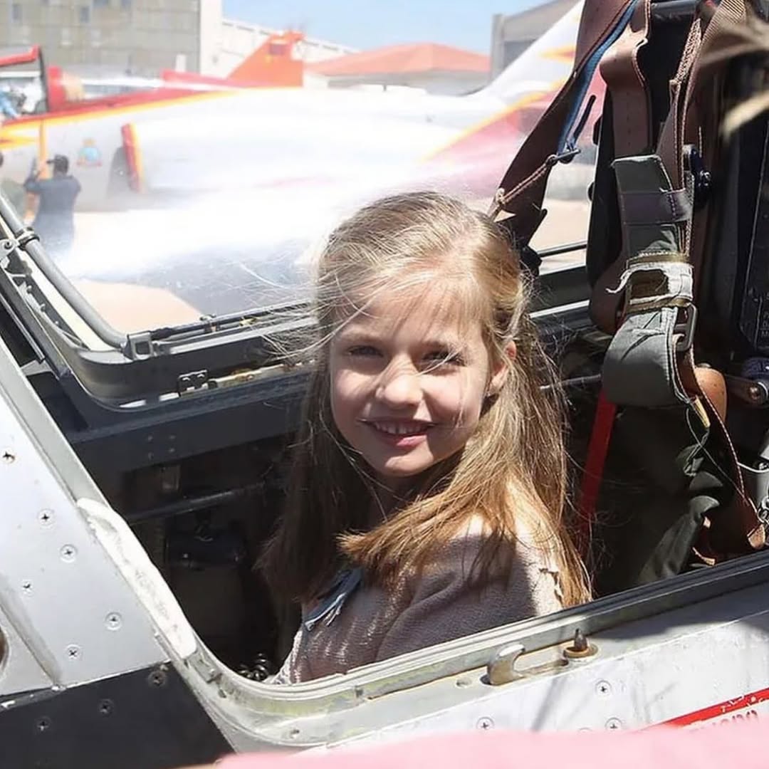 Moștenitoarea tronului Spaniei la manșa unui avion de antrenament. Prințesa Leonor se pregătește pentru rolul de șef al Forțelor Armate