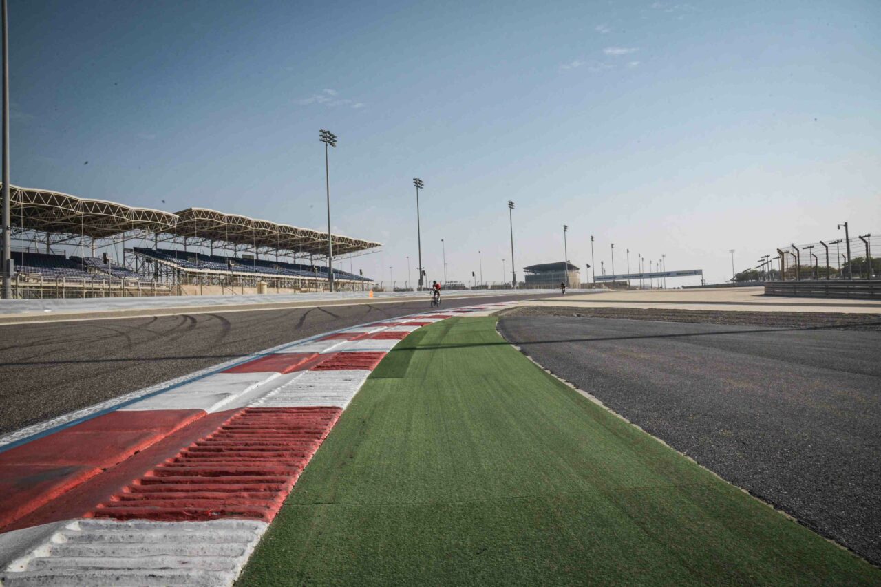 Inedit! O campioană din România a concurat cu bicicleta pe PISTA de Formula 1 din Bahrain