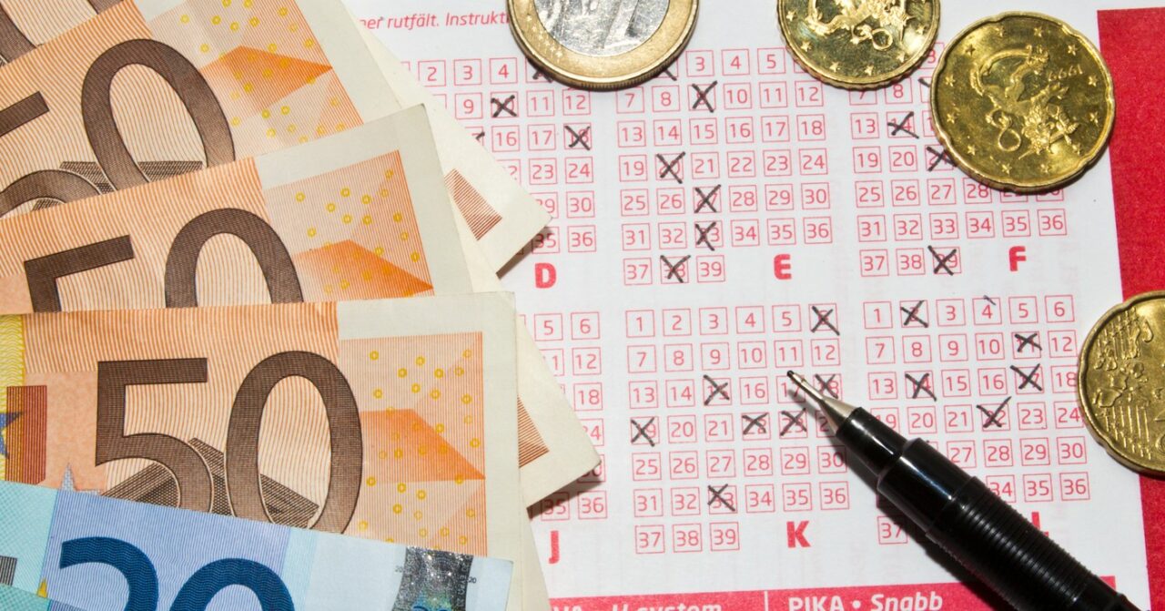 I-a pus Dumnezeu mâna-n cap! A jucat de trei ori la loto în 2025 și a devenit milionar înainte de Crăciun. Jackpotul, peste 6.200.000 de euro