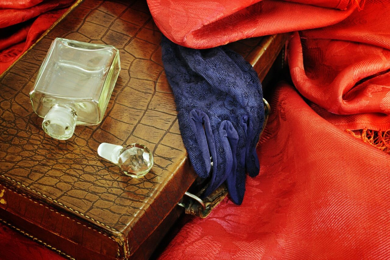 Povestea parfumului preferat al Reginei Maria care a cucerit Parisul, recreat după 82 de ani. Cât costă o sticluță din elixirul „Mon Boudoir”