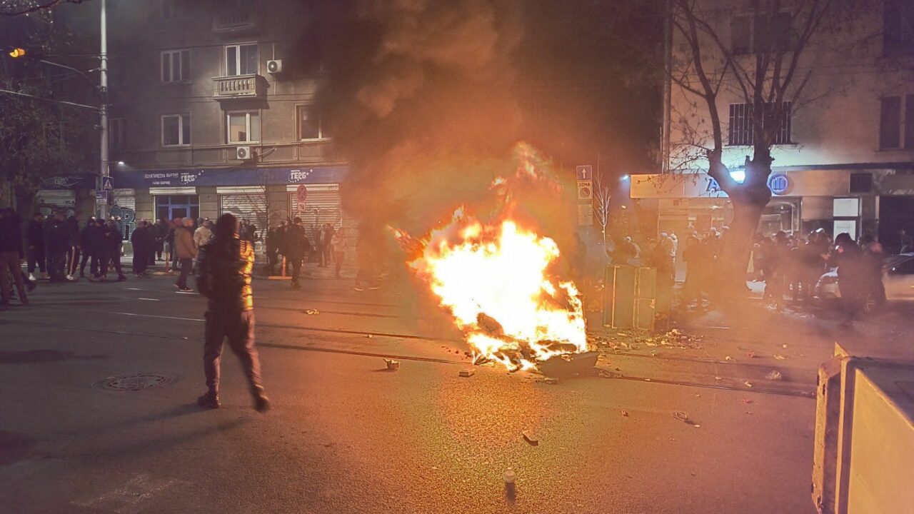 Zeci de mii de bulgari protestează la această oră. Studenții s-au încăierat cu forțele de ordine. Mai multe mașini de poliție au fost avariate