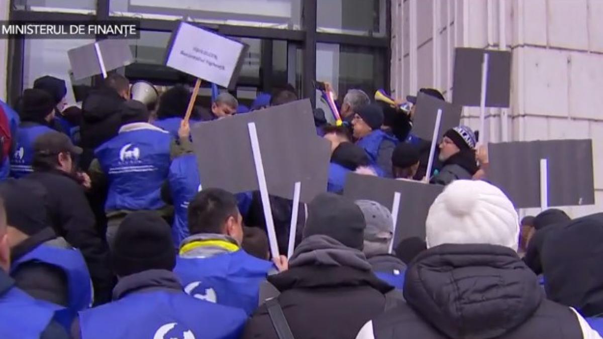 Haos în fața Ministerului de Finanțe. Protestatarii ELCEN au vrut să dea năvală în clădire și au forțat intrarea
