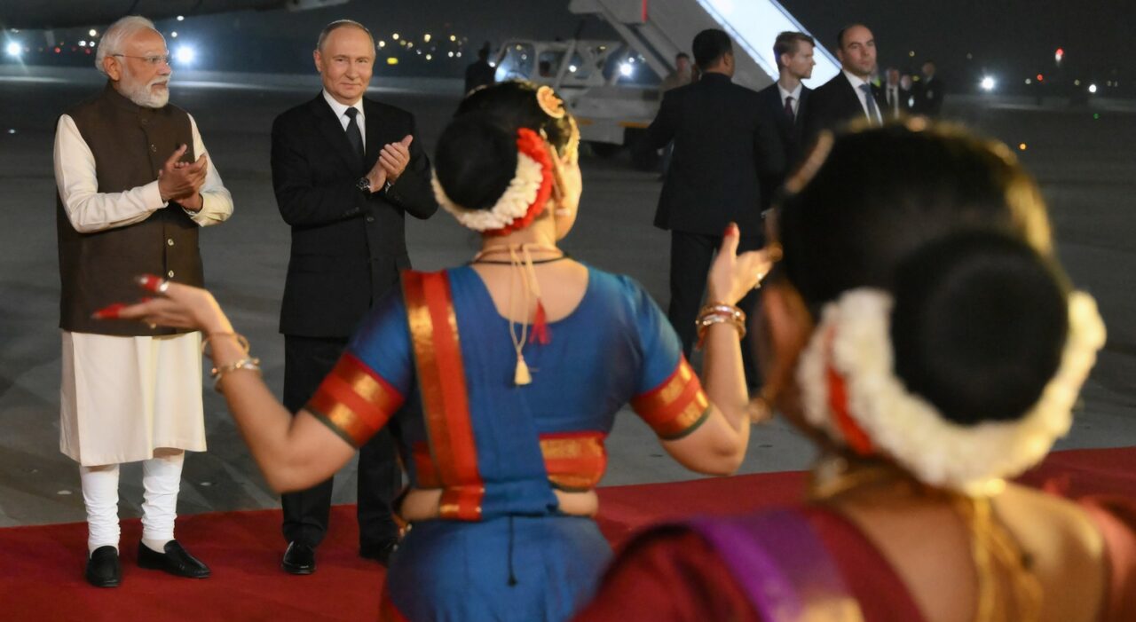 Momente inedite de la vizita lui Putin în India. Premierul Modi i-a dăruit liderului rus texte indiene antice traduse în limba rusă