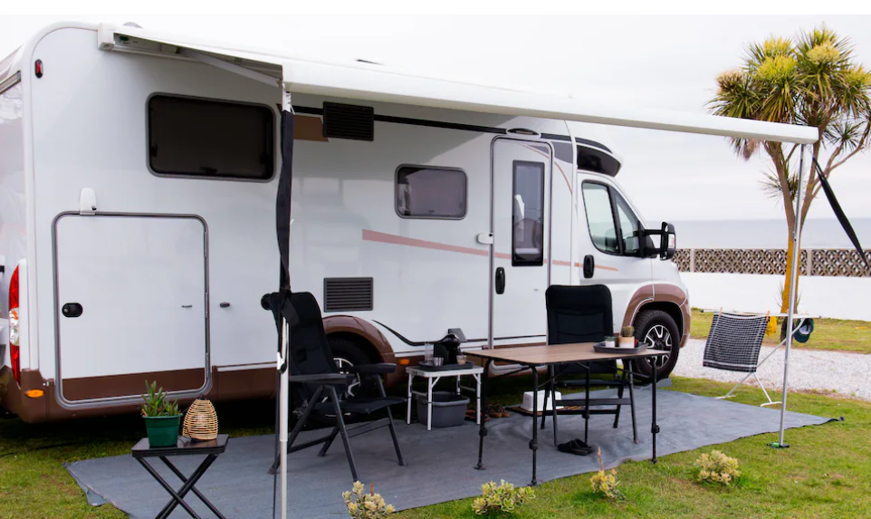 O româncă din Italia riscă să-și piardă singura locuință, o rulotă abandonată. Comunitatea locală se solidarizează pentru Sucarina