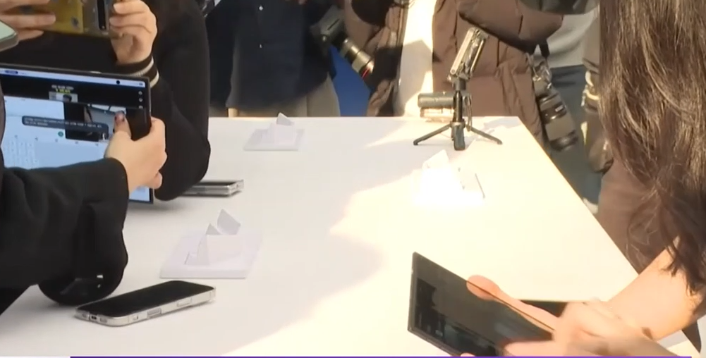 Samsung a dezvăluit primul său telefon cu 3 ecrane, care se pliază. Cât costă și ce specificații are