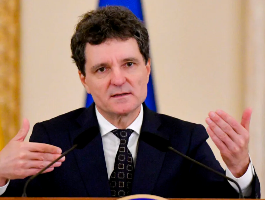 Scandalos! Nicușor Dan joacă într-un clip electoral alături de Cătălin Drulă. Scena a fost filmată chiar de Ziua Națională, în Palatul Cotroceni. Președintele și candidatul USR îi atacă pe Baluță și Ciucu