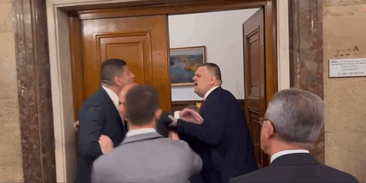 Bătaia din stradă ajunge în Parlamentul Bulgariei. Cel mai contestat om politic de la Sofia, Delian Peevski, s-a confruntat cu un lider al opoziției