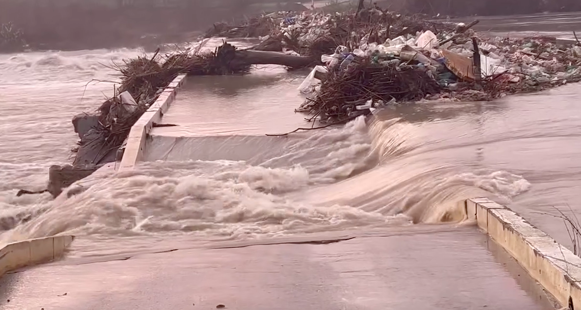 Podul peste Argeș, la doar 20 km de Capitală, s-a rupt din cauza deversărilor de la baraje