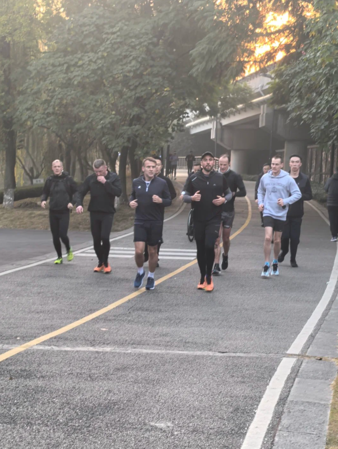 Emmanuel Macron a fost filmat în timp ce făcea jogging în China. Cum decurge vizita președintelui francez la Chengdu. Gestul rar făcut de Xi Jinping