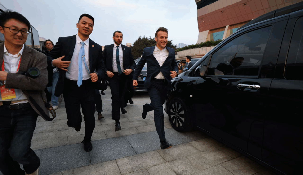 Macron a făcut sprint cu bodyguarzii după el în China. Președintele Franței a întâmpinat studenții ca o adevărată vedetă rock