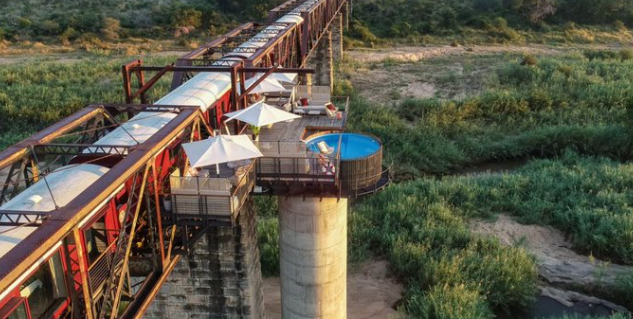 Vagoanele vechi de tren, experiență inedită de cazare. Turiștii pot dormi în mijlocul pustiului sau pe un pod suspendat