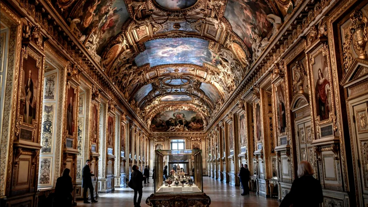 Muzeul Luvru din Paris este atras într-un nou scandal. Angajații amenință cu o săptămână de grevă. Ce probleme reclamă