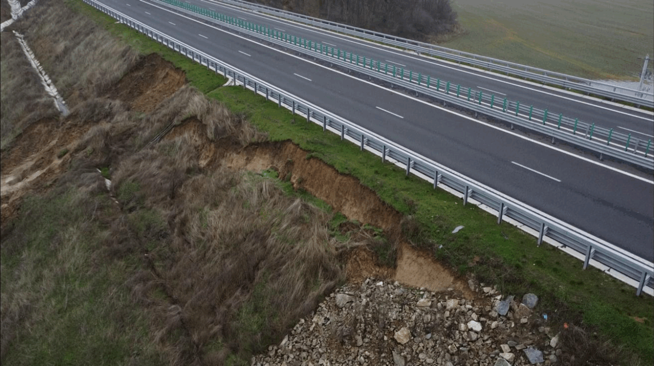 Alunecări de teren pe Drumul Expres Craiova- Pitești. Situația nu pune în pericol siguranța rutieră