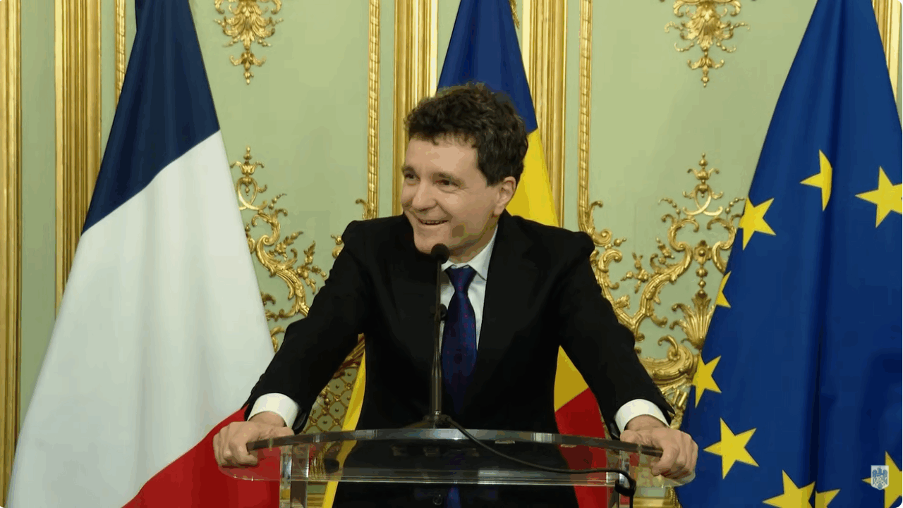 Nicușor Dan și-a scos la export gafele și bâlbele. Aflat la Paris a ținut o cuvântare la Ambasada Romaniei din care nu s-a înteles mai nimic. S-a poticnit și s-a încurcat în idei și la final a zâmbit ușurat că s-a terminat