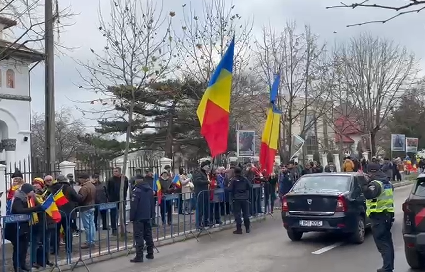 Peste 100 de oameni îl așteaptă pe Călin Georgescu la Poliția Buftea. I-au făcut și melodie: „El stă în fața celor ce conduc fără credință”